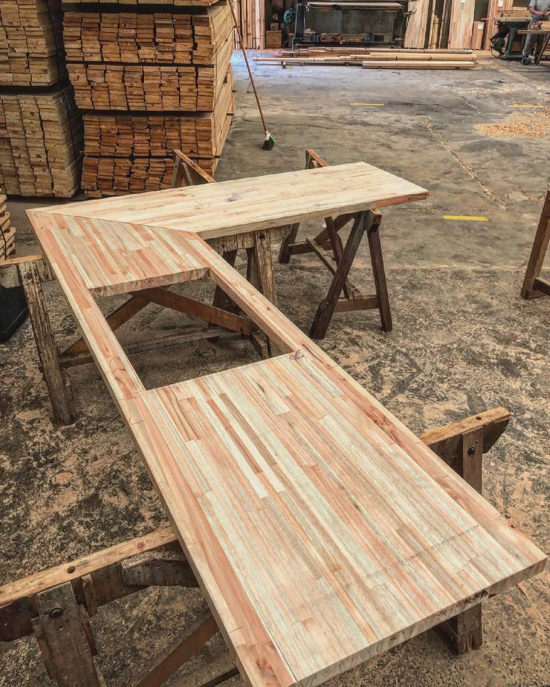 Mesada en L de madera laminada en producción